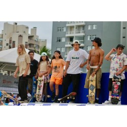 Veranistas do Litoral Paranaense curtem manobras radicais de campeões nacionais do skate
